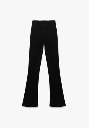 Pantaloni neri a zampa d'elefante realizzati in un tessuto testurizzato, con vita alta e un design liscio lungo le gambe. Nessun motivo o accento visibile.