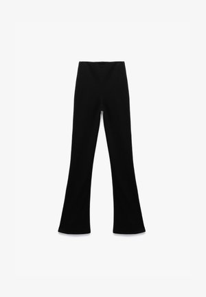 Sorte flærede bukser lavet af et tekstureret stof, med høj talje og et glat design over benene. Ingen synlige mønstre eller accenter.