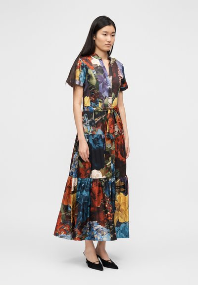 Lilledetailidega maxi kleit lühikeste varrukatega, vöö ja kihiline seelik. Omadused erksad värvid nagu punane, sinine ja kollane tumedal taustal.