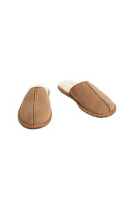Pantofole in suede marrone con un morbido interno color crema, caratterizzate da un design semplice senza lacci e una suola piatta.