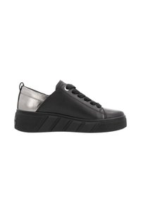 Baskets noires en cuir avec un talon argent métallique, présentant une semelle texturée et des lacets noirs. Bout arrondi et design profil bas.