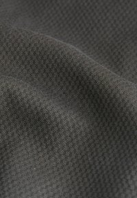 Textil texturat în gri închis, cu un model subtil în diamant, având o suprafață moale, flexibilă și un finisaj neted.