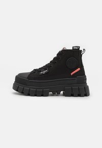 Baskets montantes noires avec une semelle épaisse, un tissu texturé, un patch logo sur le côté et des accents rouges contrastants. Design à lacets avec un bout renforcé.