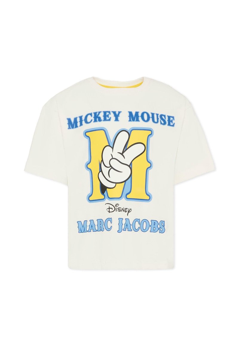 Witte katoenen T-shirt met een grote afbeelding van de hand van Mickey Mouse die een vredesteken geeft, vergezeld van tekst in blauw en geel. Cropped ontwerp.