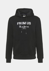 Felpa nera realizzata in misto cotone, dotata di tasca a marsupio, cappuccio regolabile con cordino e testo bianco "DA NOI" con branding sottostante.