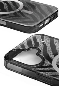 Czarny pokrowiec na telefon z brokatowymi paskami zebry i wycięciem w kształcie serca, wykonany z gładkiego plastiku i z precyzyjnymi otworami na przyciski.