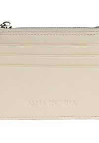 Crème leren portemonnee met meerdere kaartsleuven, geperst merk "ALMA EN PENA," en een ritsluiting. Soepele textuur en minimalistisch design.