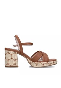 Sandali platform marroni con cinturini, caratterizzati da un tacco intrecciato con una trama ripetitiva, abbinati a una tomaia in pelle liscia e cinturini minimali.