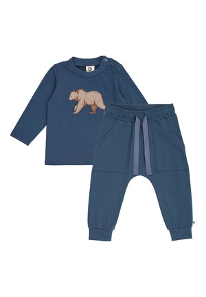 Blå langærmet t-shirt til små børn med bjørnegrafik, kombineret med matchende blå bukser med snøre, lommer og manchetter ved anklerne.