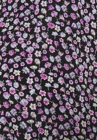 Květinová tkanina s různými malými květinami v odstínech růžové, fialové a modré na černém pozadí, s hladkou texturou.