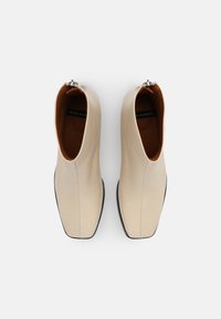 ÁNGEL ALARCÓN Kotníkové boty - off-white