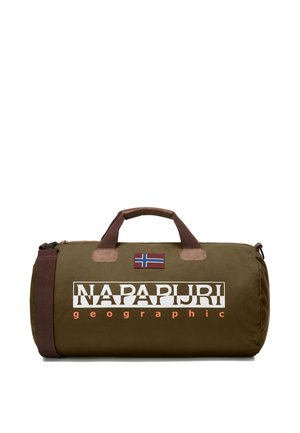 Sac polochon cylindrique vert olive avec poignées marron, bandoulière, logo "NAPAPIJRI geographic" et un petit écusson drapeau à l'avant.
