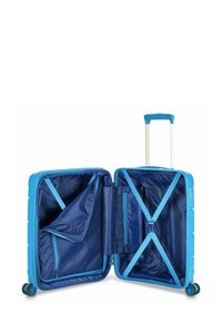 Maleta rígida azul con un exterior texturizado, ruedas dobles y un interior que cuenta con bolsillos de malla y correas ajustables, abierta para empacar.
