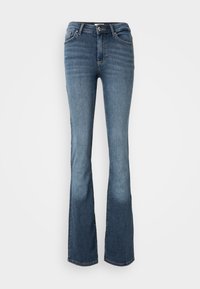 Jeans a gamba bootcut realizzati in denim blu. Presentano una vita di altezza media, cinque tasche, cuciture sottili e un aspetto leggermente sbiadito sulle gambe.