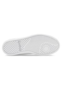 Sole de sneaker alb din cauciuc, cu un model în romb și puncte de tracțiune circulare, având logo-ul „Reebok” aproape de centru.