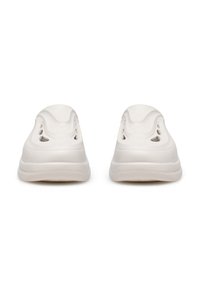 Pantofi albi slip-on cu un design neted, modelat, având găuri de ventilație și vârf rotund. Ușori, cu o talpă texturată.