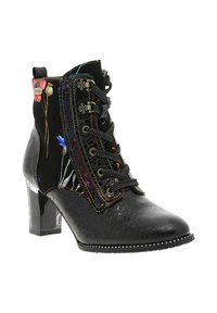 Bottine noire avec un dessus à motifs floraux, texture en cuir gaufré, talon transparent épais et design de laçage décoratif.
