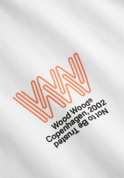 Baltas audinys su oranžiniu bangų logotipu ir juodu tekstu, skaitant "Wood Wood, Kopenhaga, 2002, Iš jo negalima pasitikėti." Lygus paviršius.