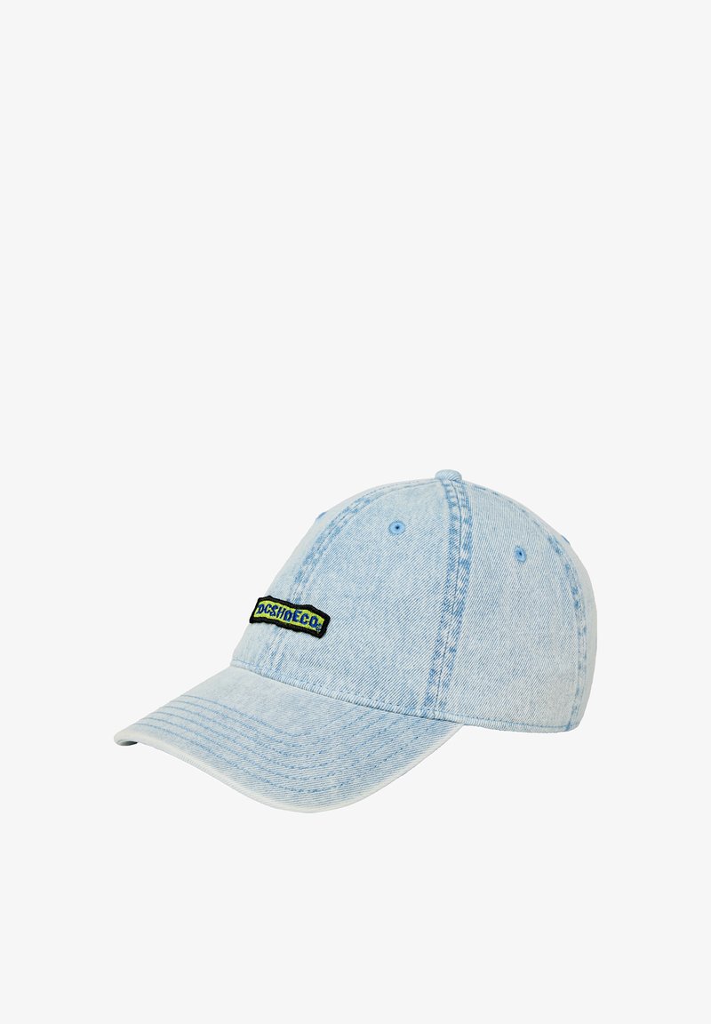Lichtblauw denim pet met gebogen rand, voorzien van een zwart en geel geborduurd logo aan de voorkant en luchtgaatjes voor ventilatie.