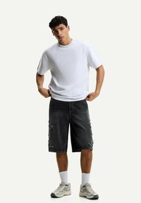 Bershka - BAGGY WITH PATCHES - BERMUDA - Denim shorts - black Thumbnail Image 1