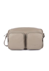 Borsa a tracolla in pelle di un beige chiaro con due tasche frontali con zip, texture liscia, forma rettangolare e logo in rilievo "Lancaster Paris".