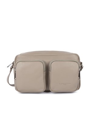 Borsa a tracolla in pelle di un beige chiaro con due tasche frontali con zip, texture liscia, forma rettangolare e logo in rilievo "Lancaster Paris".