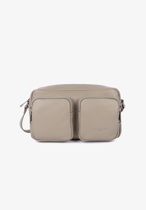 Borsa a tracolla in pelle di un beige chiaro con due tasche frontali con zip, texture liscia, forma rettangolare e logo in rilievo "Lancaster Paris".