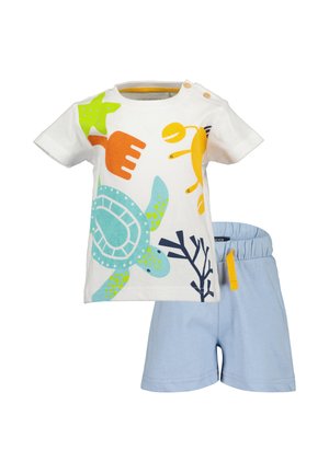 Biały bawełniany t-shirt z kolorowymi nadrukami morskich zwierząt, przedstawiający niebieskiego żółwia, pomarańczowego kraba i zieloną rozgwiazdę. Jasnoniebieskie szorty z elastycznym pasem.