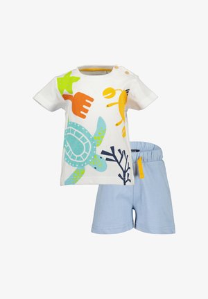 T-shirt en coton blanc avec imprimés d'animaux marins colorés, comprenant une tortue bleue, un crabe orange et une étoile de mer verte. Shorts bleu clair avec ceinture élastique.