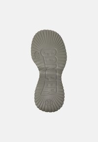Semelle d'une chaussure Camper grise, affichant une texture rainurée et une marque en relief, taille 38, mettant en avant le design et la fonctionnalité.