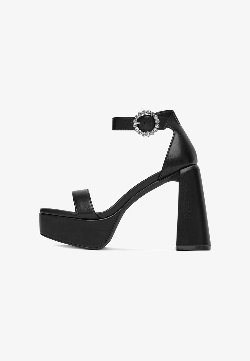 Sandale negre din piele cu platformă, cu toc lat, vârful deschis și un accent decorativ cu cataramă. Design minimalist cu textură netedă.