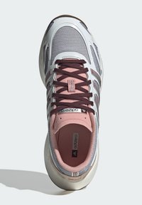 Scarpa da corsa Adidas adizero con tomaia in mesh argento, dettagli in rosa e borgogna, collarino imbottito e suola in gomma con texture.