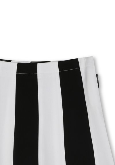 Jupe rayée noir et blanc avec une large ceinture, texture de tissu lisse, et un design simple avec des rayures alternées uniformes.
