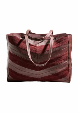 Grote tote tas met bordeauxrode en roze chevron van leer en suède panelen, voorzien van twee lange roze handvatten.