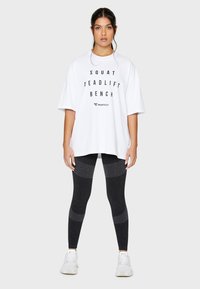 SQUATPROOF SDB PUMP COVER OVERSIZE - T-shirts print - white