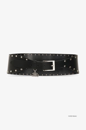 Μαύρη δερμάτινη ζώνη μέσης με ασημένιες καρφίτσες, ορθογώνια ασημένια αγκράφα και μικρό κρεμαστό γούρι με αρχικά.