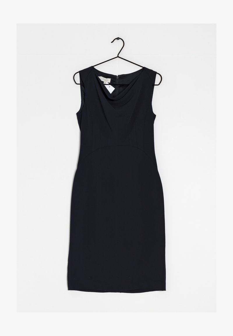 Robe fourreau noire sans manches avec col bénitier, suspendue sur un cintre noir sur fond blanc.