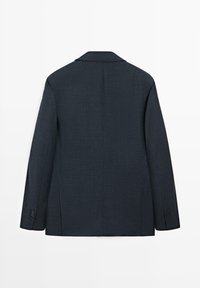Blazer grigio scuro in tessuto sartoriale. Presenta un rever a lancia, maniche lunghe e polsini con due bottoni. Texture liscia con una forma strutturata.