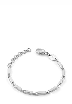 Zilveren metalen armband met verlengde rechthoekige schakels, een ronde sluiting en een klein ovaal label met de tekst "GUESS" erop. Glad oppervlak, minimalistisch ontwerp.