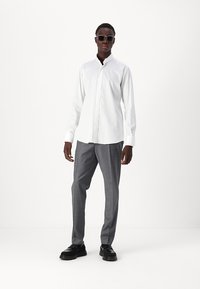 KARL LAGERFELD MODERN FIT - Formálna košeľa - white