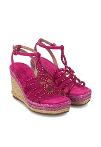 Sandalias de cuña de ante fucsia con un diseño de tiras, adornadas con rhinestones y con una plataforma de yute trenzado y suela de goma.