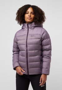 Giacca puffer viola con cappuccio, dotata di sezioni cucite per l'isolamento, chiusura con zip e logo sul petto. Materiale e texture lisci.