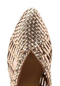 Décolleté in rose gold metallico intrecciato con punta affusolata, caratterizzato da una tomaia testurizzata e un design con ritagli aperti, che mette in evidenza motivi intricati.