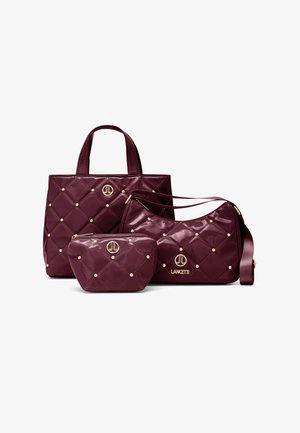 Tres bolsos burdeos presentan un diseño brillante acolchado con detalles dorados. Incluye un bolso tote, un bolso bandolera y una bolsita pequeña.