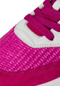 Rosa sportskor med vävd textur, mockadetaljer och vita läderdetaljer. Snörningen är klarrosa, vilket framhäver skoens livfulla design.