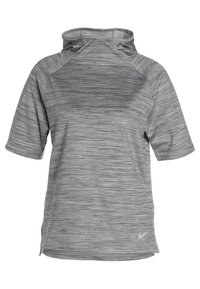 Camisa atlética gris de manga corta con un patrón texturizado y jaspeado, y un cuello alto. Presenta un sutil logo de Nike en el dobladillo.