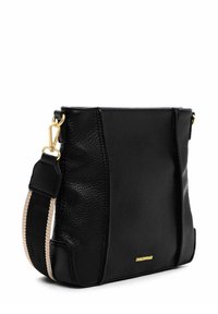 Czarna skórzana torba na ramię z złotymi elementami, o teksturowanym wykończeniu, regulowanym paskiem i kontrastowym paskowanym akcentem.