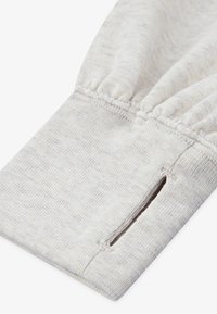 Polsino lungo grigio chiaro con foro per il pollice e dettaglio elastico arricciato su tessuto knit morbido.