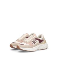 Zapatillas deportivas en beige, rosa y burdeos, con una parte superior de gamuza texturizada y malla, suela blanca gruesa y detalle del logo en el lateral.