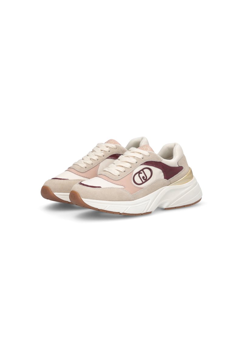 Sportowe sneakersy w odcieniach beżu, różu i burgunda, z teksturowaną cholewką z zamszu i siateczki, grubą białą podeszwą oraz detalem logo po boku.